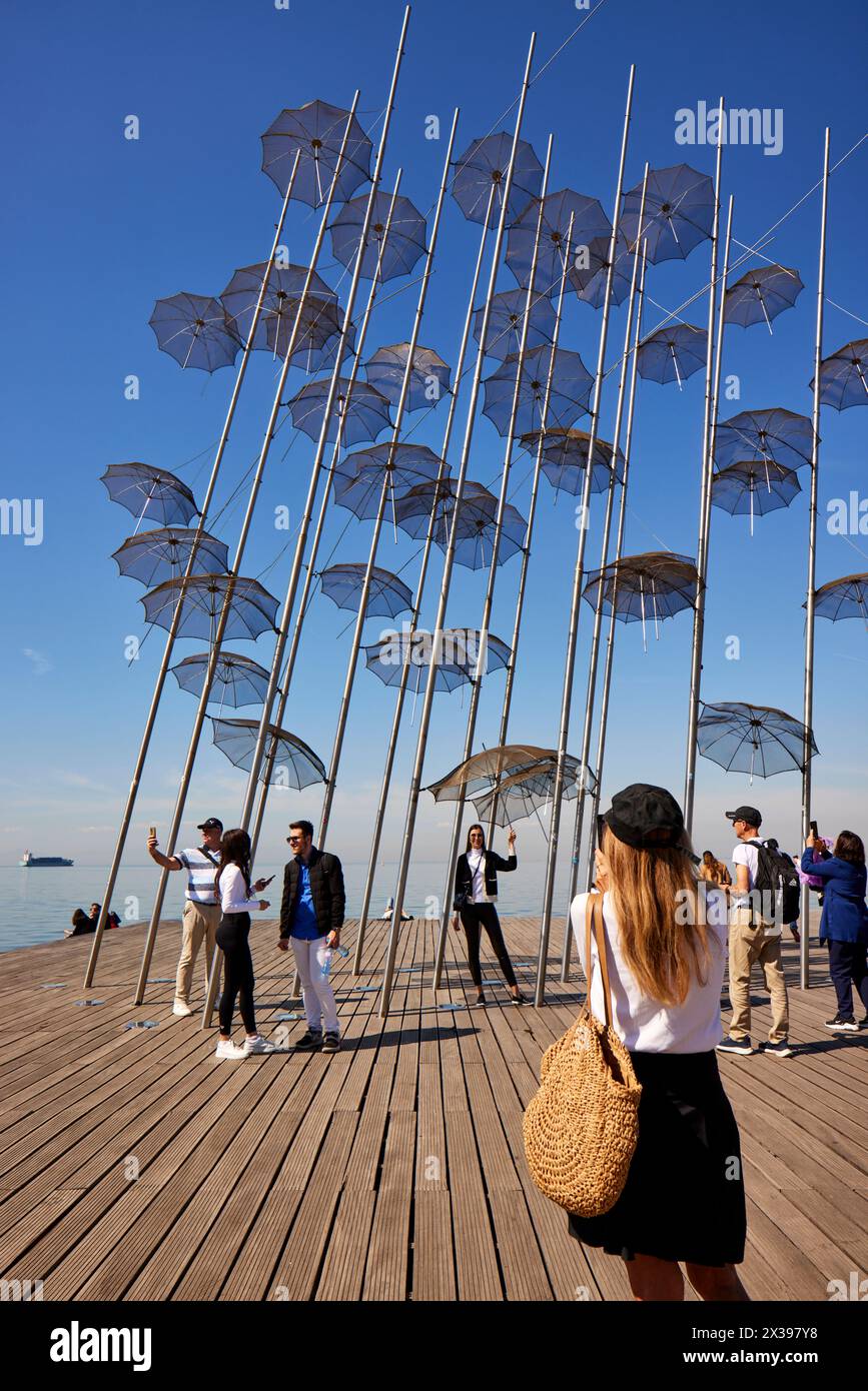 Thessaloniki, griechische Stadtregion Mazedonien im Norden Griechenlands Uferpromenade die Sonnenschirme Skulptur von Zongolopoulos Stockfoto