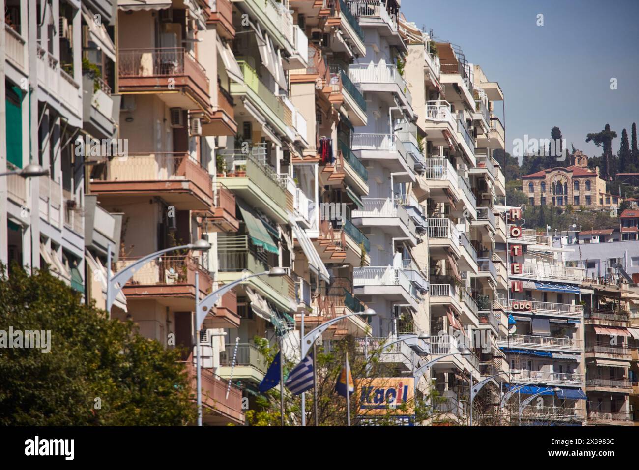 Thessaloniki, griechische Stadtregion Mazedoniens im Norden Griechenlands Hotel- und Apartmentbalkons Stockfoto