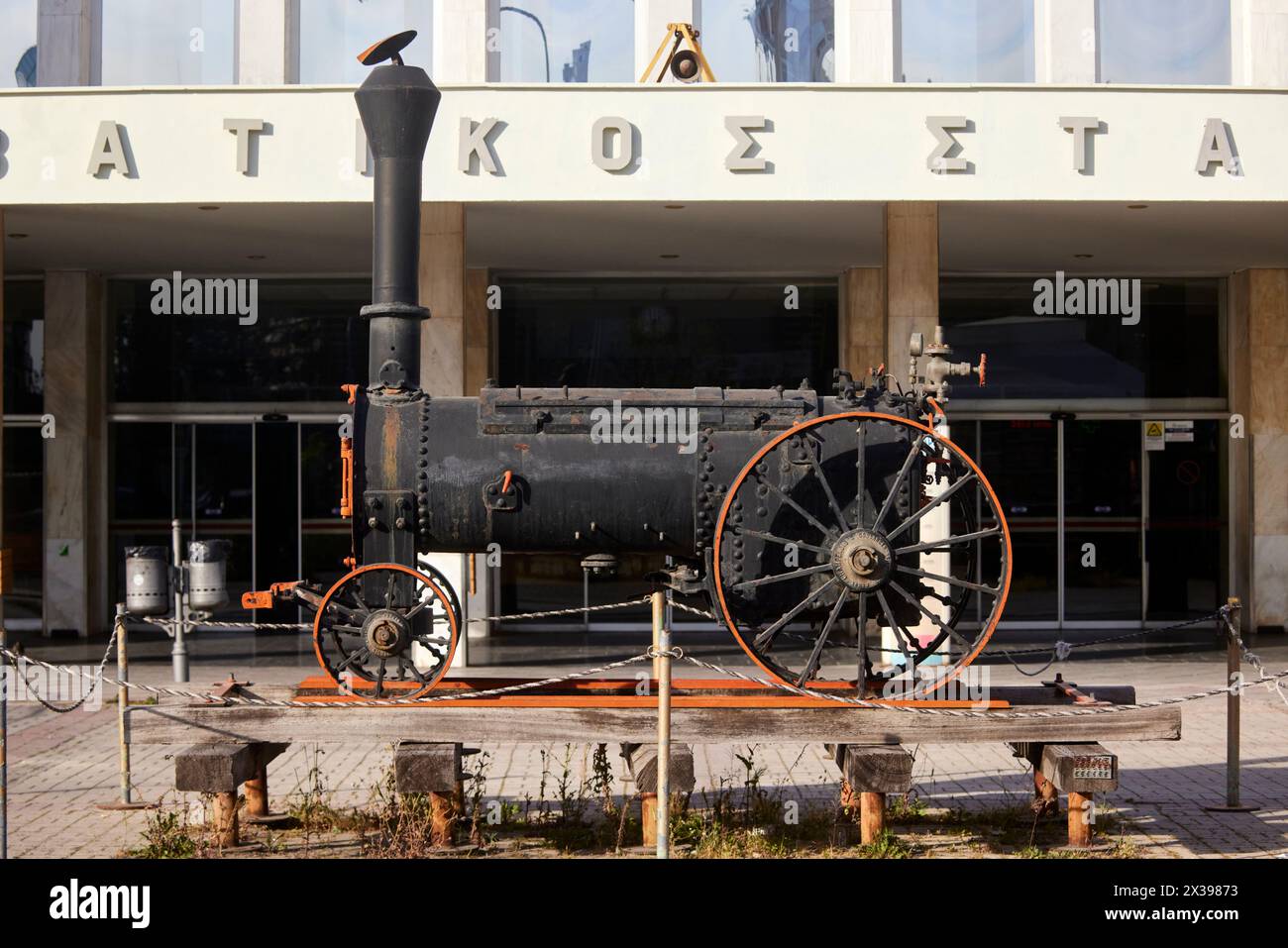 Thessaloniki, griechische Stadtregion Mazedonien in Nordgriechenland Hauptbahnhof Haupteingang antike Dampflok auf dem Vorplatz Stockfoto