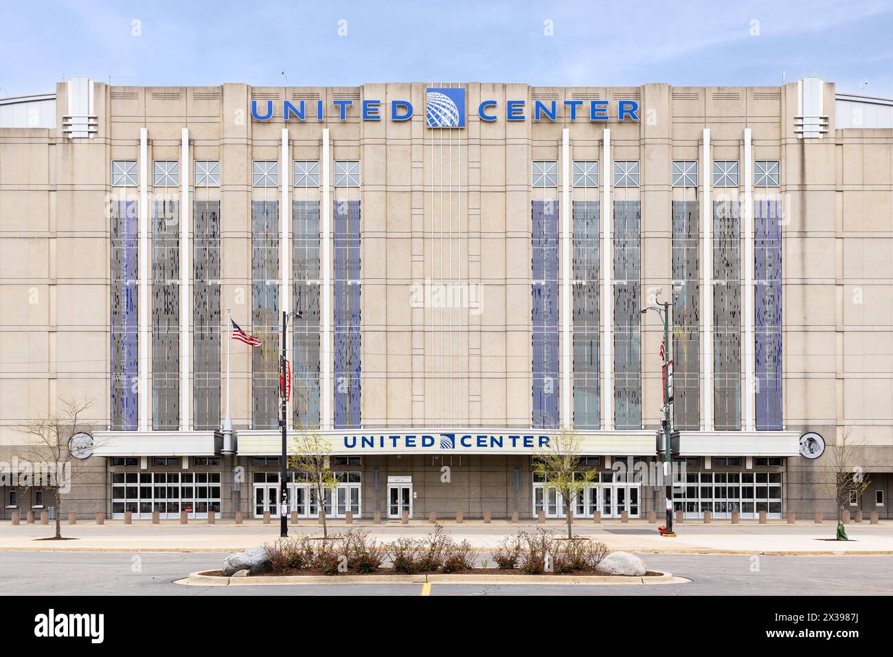 Das 1994 eröffnete United Center ist das größte Indoor-Unterhaltungszentrum in Chicago und Heimstadion der Chicago Blackhawks und Bulls. Stockfoto