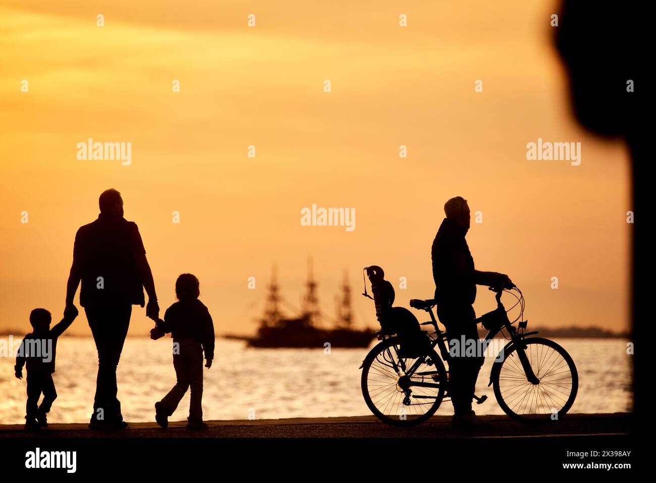 Thessaloniki, griechische Stadtregion Mazedonien im Norden Griechenlands Uferpromenade Radfahrer bei Sonnenuntergang Stockfoto