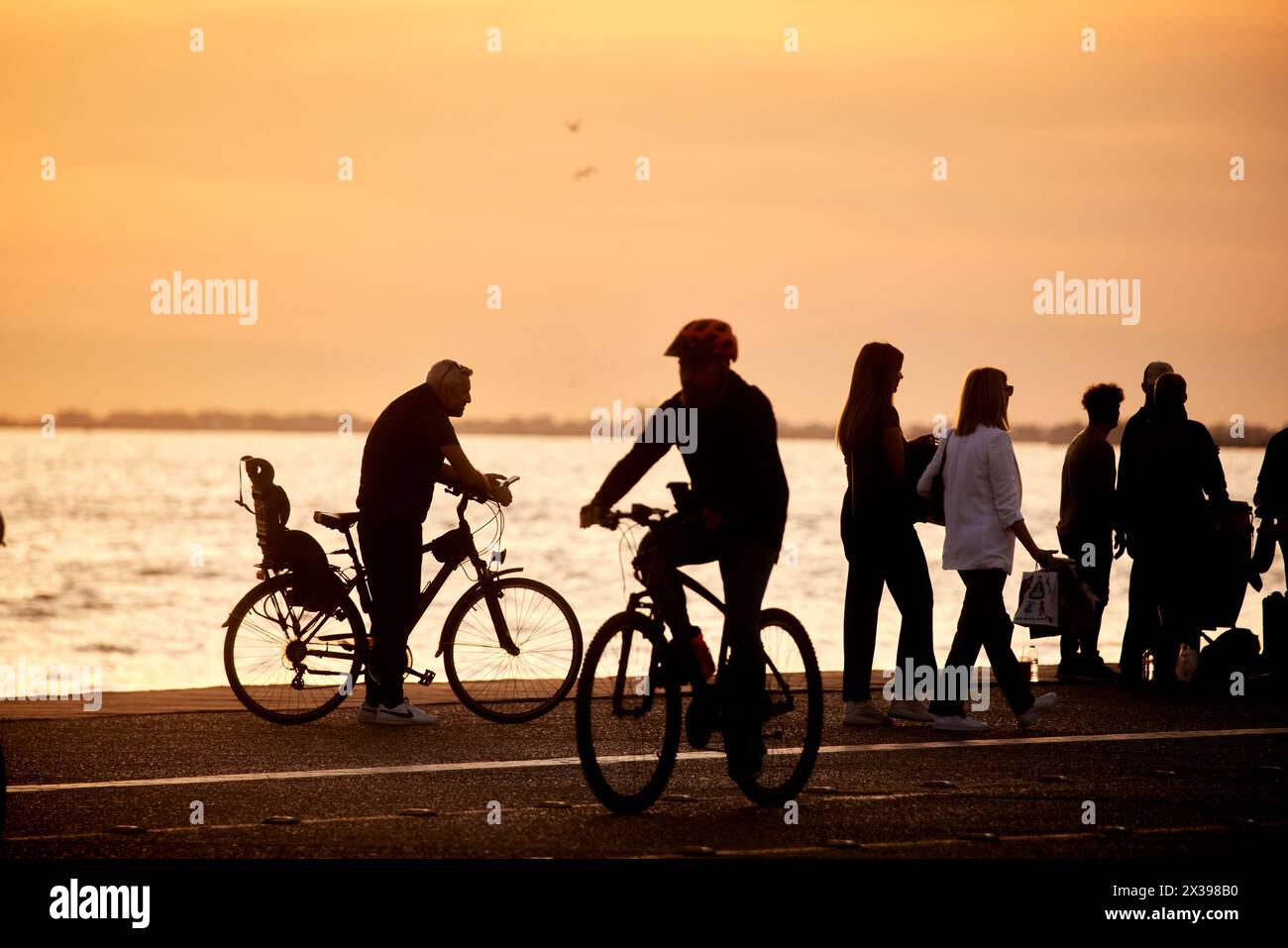 Thessaloniki, griechische Stadtregion Mazedonien im Norden Griechenlands Uferpromenade Radfahrer bei Sonnenuntergang Stockfoto