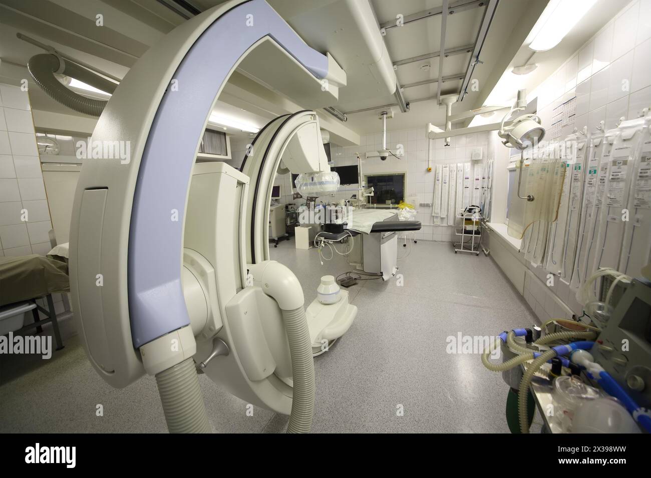 RUSSLAND, MOSKAU - 09. JAN, 2015: Moderne angiographische Installation mit Opeartiertisch im Krankenhaus. Stockfoto