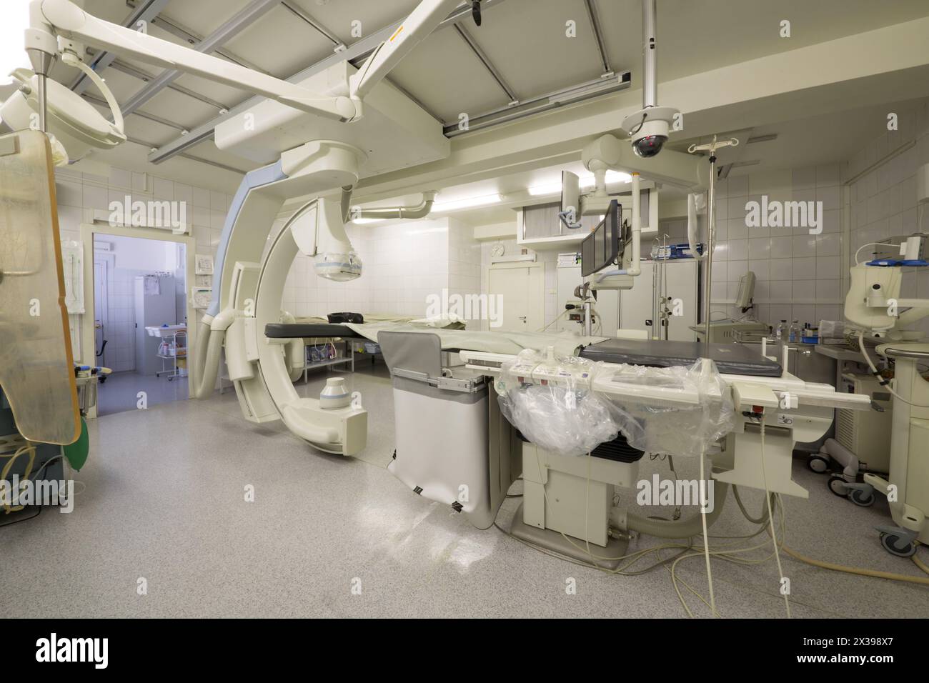 RUSSLAND, MOSKAU - 09. JAN, 2015: Moderne angiographische Installation mit Tisch im Zentrum von Endochirurgie und Lithotripsie. Stockfoto