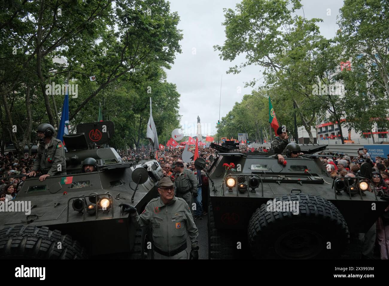 Lissabon, Lissabon, Portugal. April 2024. Die Menschen marschieren durch Lissabon, um den 50. Jahrestag der Nelkenrevolution zu feiern, aber auch um gegen mehrere Themen zu protestieren, mit denen Portugal konfrontiert ist. Die Menschen marschieren die Avenida da Liberdade hinunter nach Praca D. Pedro IV (Rossio), wo kulturelle Momente und Interventionen stattfinden. Die Veranstaltung ist offen für alle und lädt die Öffentlichkeit ein, an den Feierlichkeiten teilzunehmen. (Kreditbild: © Joao Daniel Pereira/ZUMA Press Wire) NUR REDAKTIONELLE VERWENDUNG! Nicht für kommerzielle ZWECKE! Stockfoto