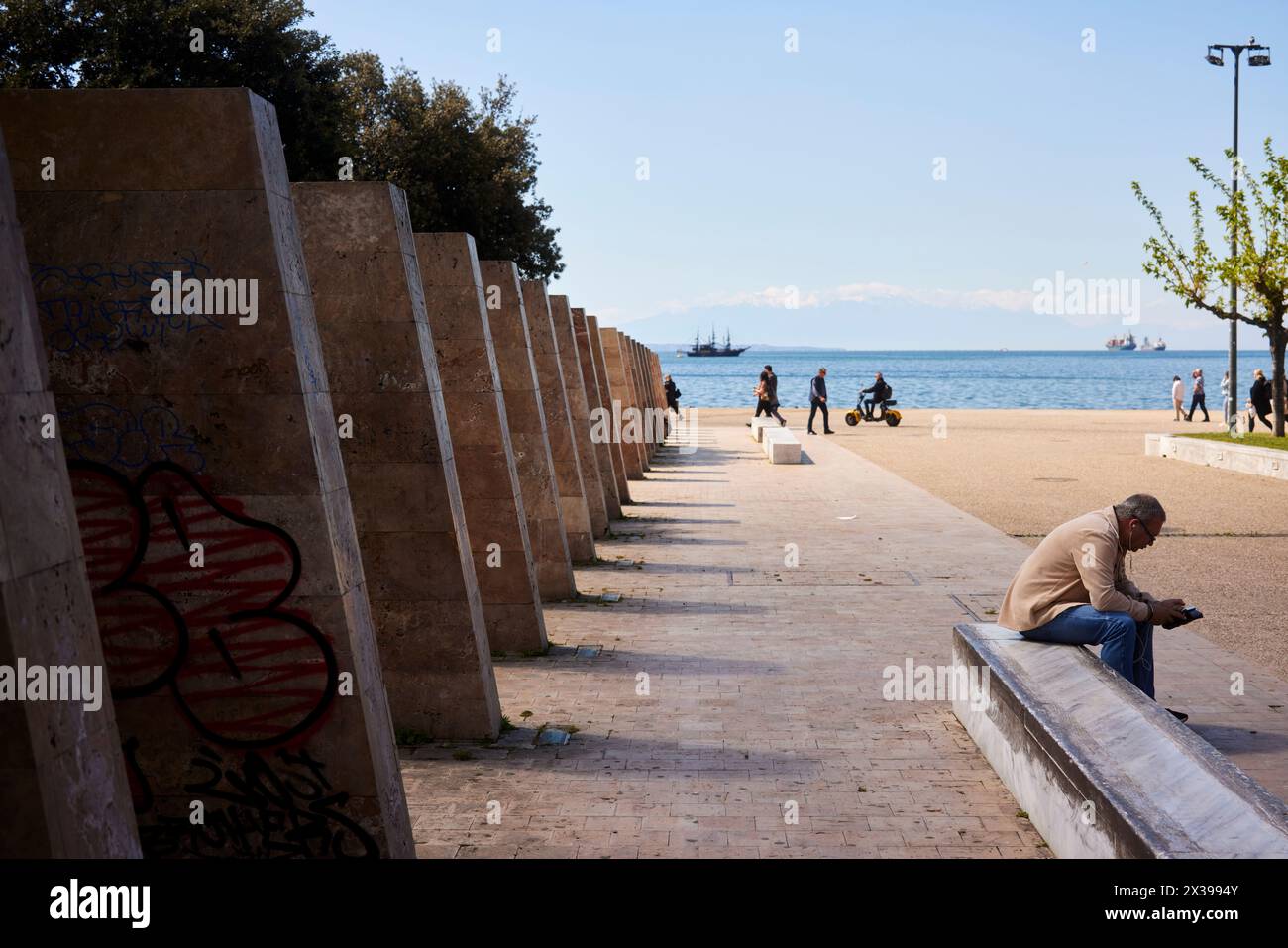 Thessaloniki, griechische Stadtregion von Mazedonien im Norden Griechenlands Uferpromenade Gärten und Fußweg Stockfoto