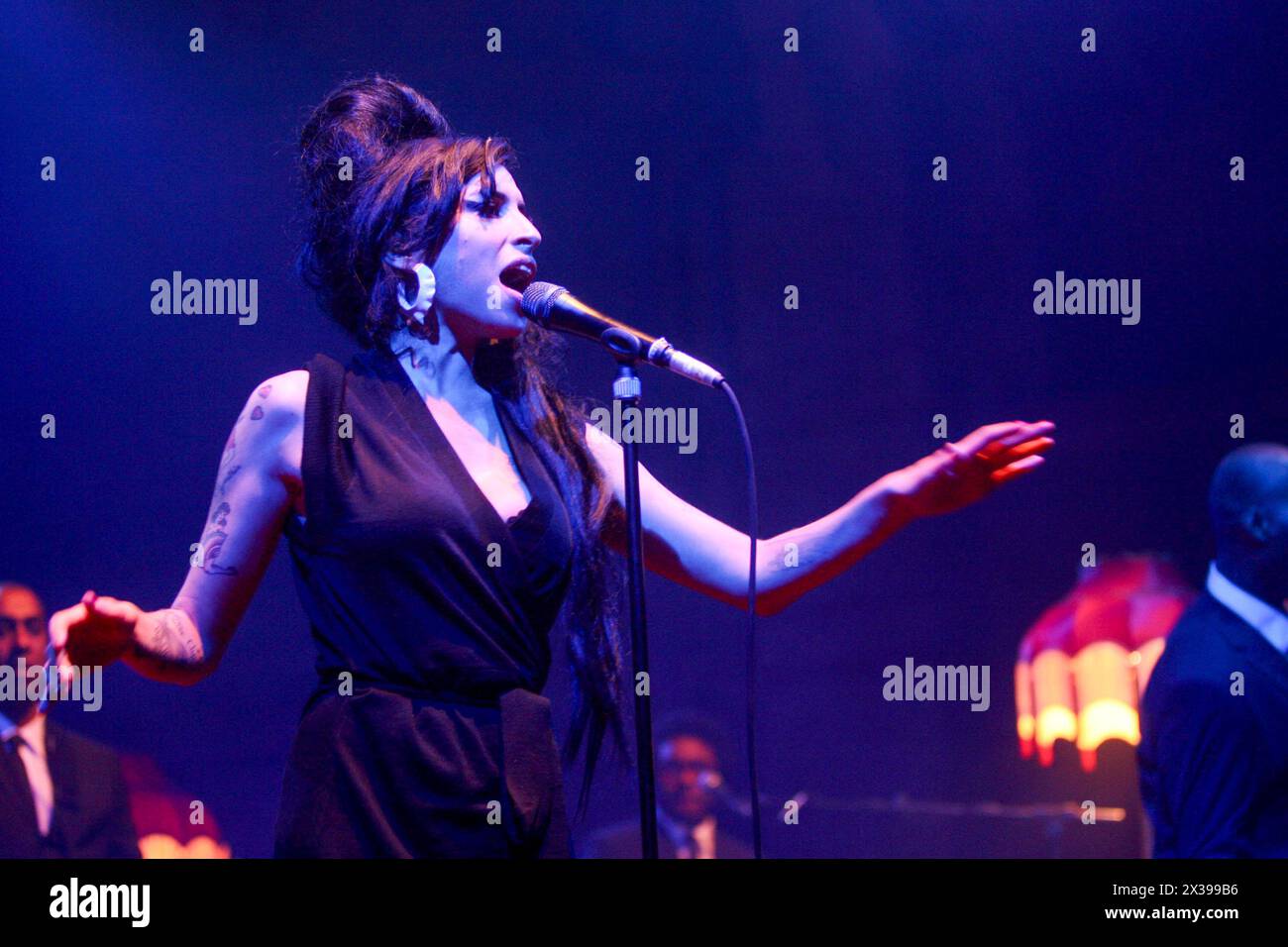 Amy Winehouse an der Cambridge Corn Exchange am 17. Februar 2007 am ersten Abend ihrer Tour. Stockfoto