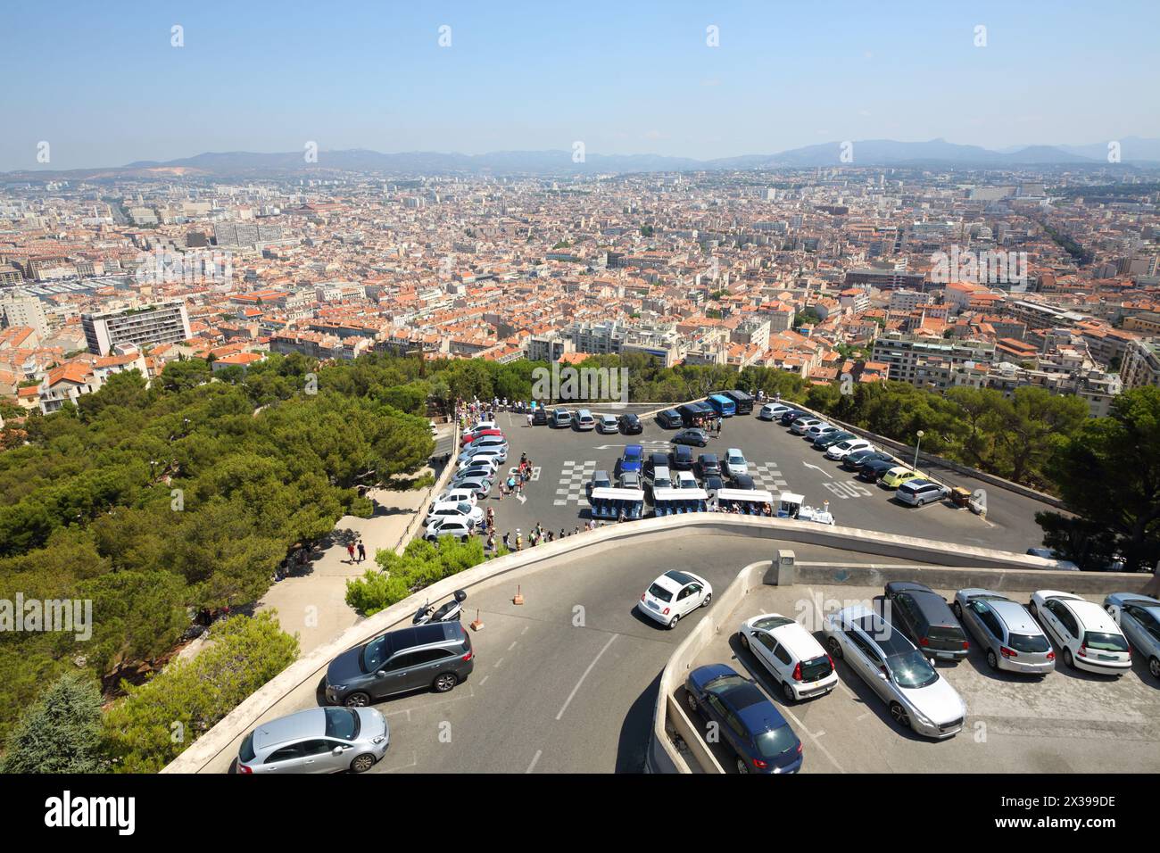 Stadtlandschaft mit Parkplätzen, Häusern, Parksee ab Notre-Dame de La Garde, Marseille, Frankreich Stockfoto