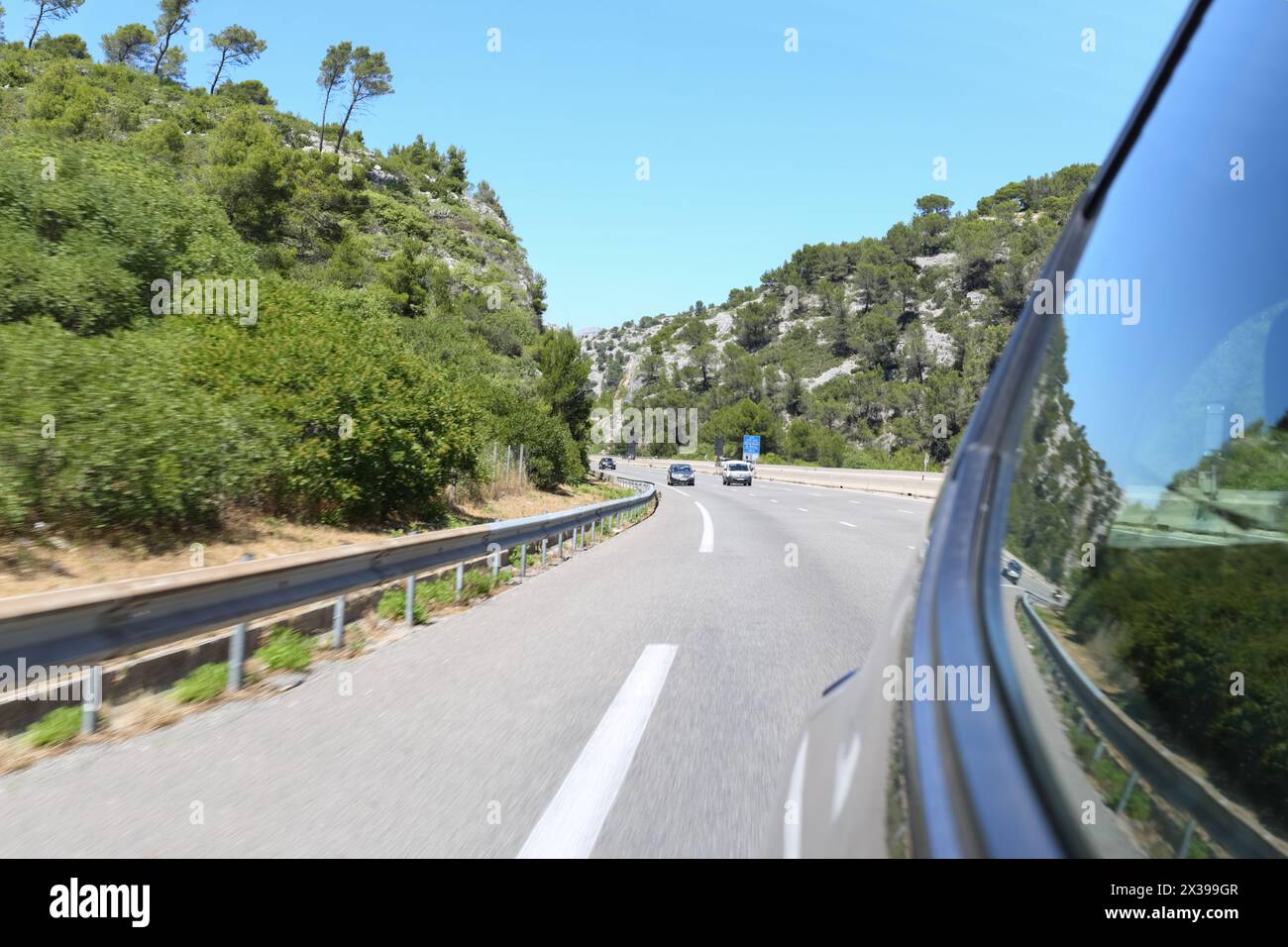 Wanderweg in den Bergen, Blick vom Autofenster aus auf die Berge Alpen Stockfoto
