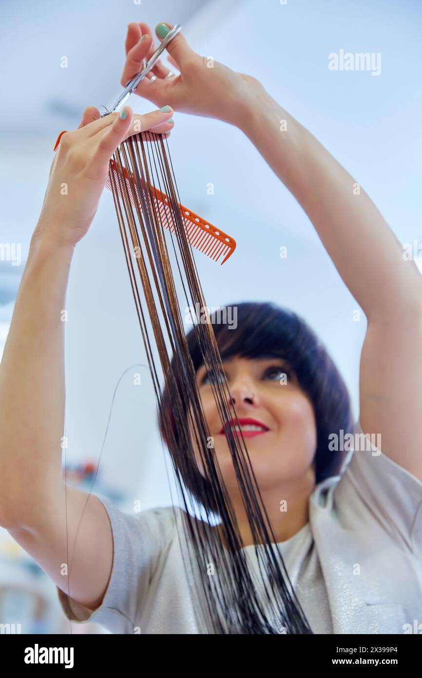 Friseur schneidet die Haare des Kunden. Friseursalon und Schönheitsklinik. Stockfoto