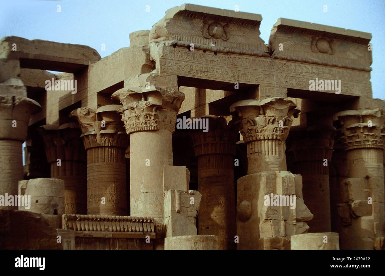 Der Tempel KOM Omboist im Besonderen dem Nilgott Sobek geweiht - einem gefuerchteten Krokodil Aegypten Oberaegypten KOM Ombo Tempel des Haroeris und Suchos Vorhalle Saeulen *** der Tempel KOM Ombo ist insbesondere dem Nilgott Sobek A geweiht gefürchtetes Krokodil Ägypten Oberägypten KOM Ombo Tempel der Haroeris und Suchos Porch Säulen Stockfoto