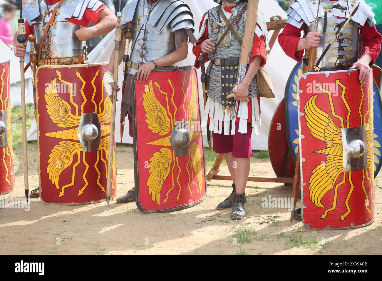 MOSKAU - 06. Juni 2015: Ausrüstung und Waffen der römischen Soldaten zu Festzeiten und Epoche: Das antike Rom in Kolomenskoje Stockfoto