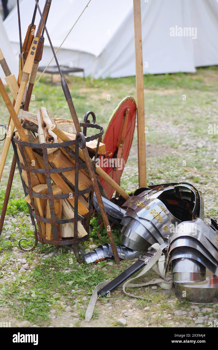 MOSKAU - 06. Juni 2015: Ausrüstung beschützt römischen Soldaten auf dem Gras in der Nähe der Schmiedekörbe aus Brennholz zu den Festzeiten und Epochen: Das antike Rom i. Stockfoto