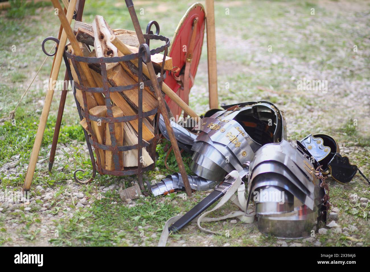 MOSKAU - 06. Juni 2015: Panzer, Schwert und Schild römischer Soldat auf dem Gras in der Nähe der geschmiedeten Körbe aus Brennholz zu den Festzeiten und Epochen: ANCI Stockfoto