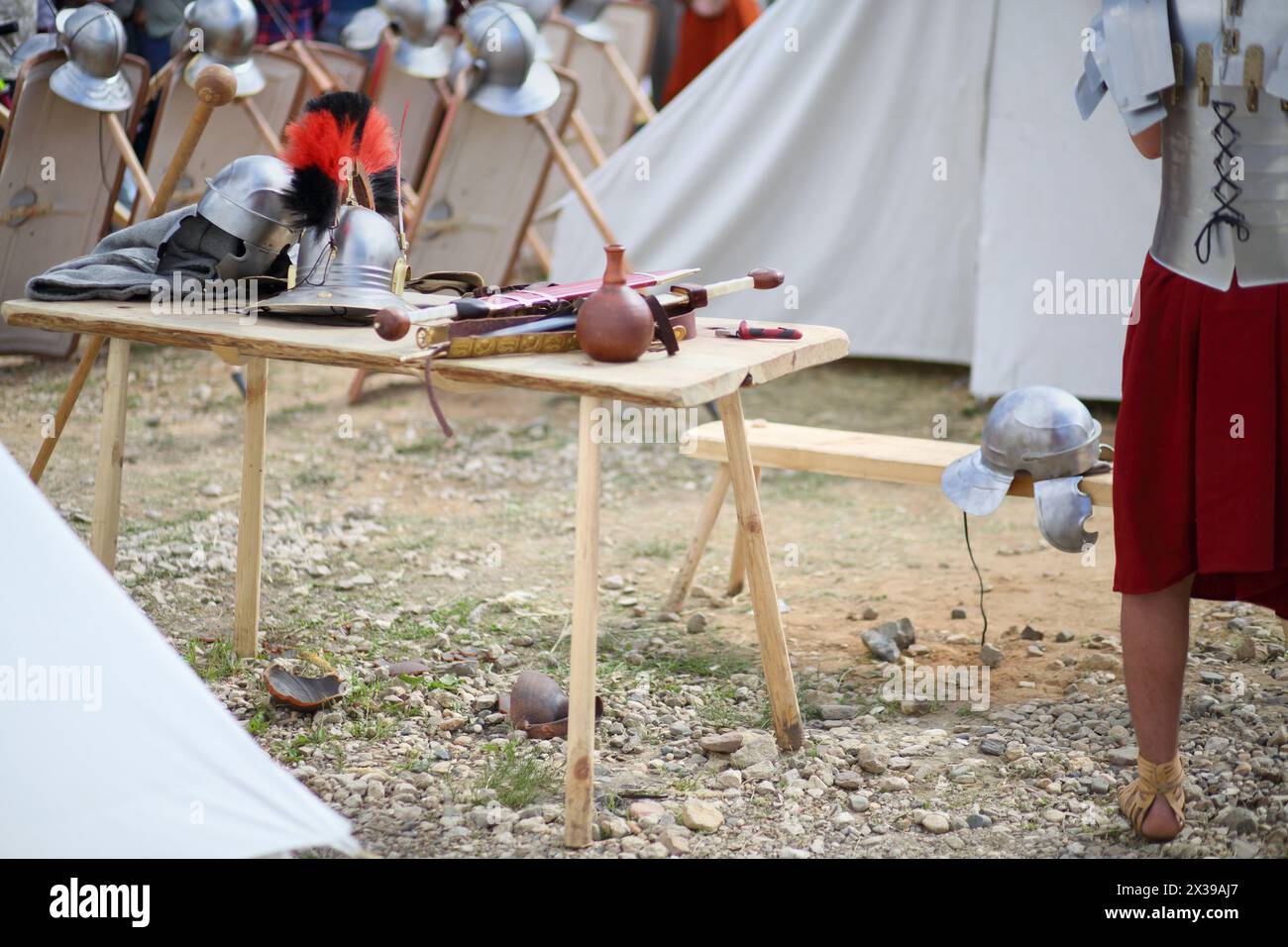 MOSKAU - 06. Juni 2015: Helm und Schwerter römischer Soldaten auf einem Holztisch im Lager zur Festzeit und Epoche: Das antike Rom in Kolomenskoje Stockfoto