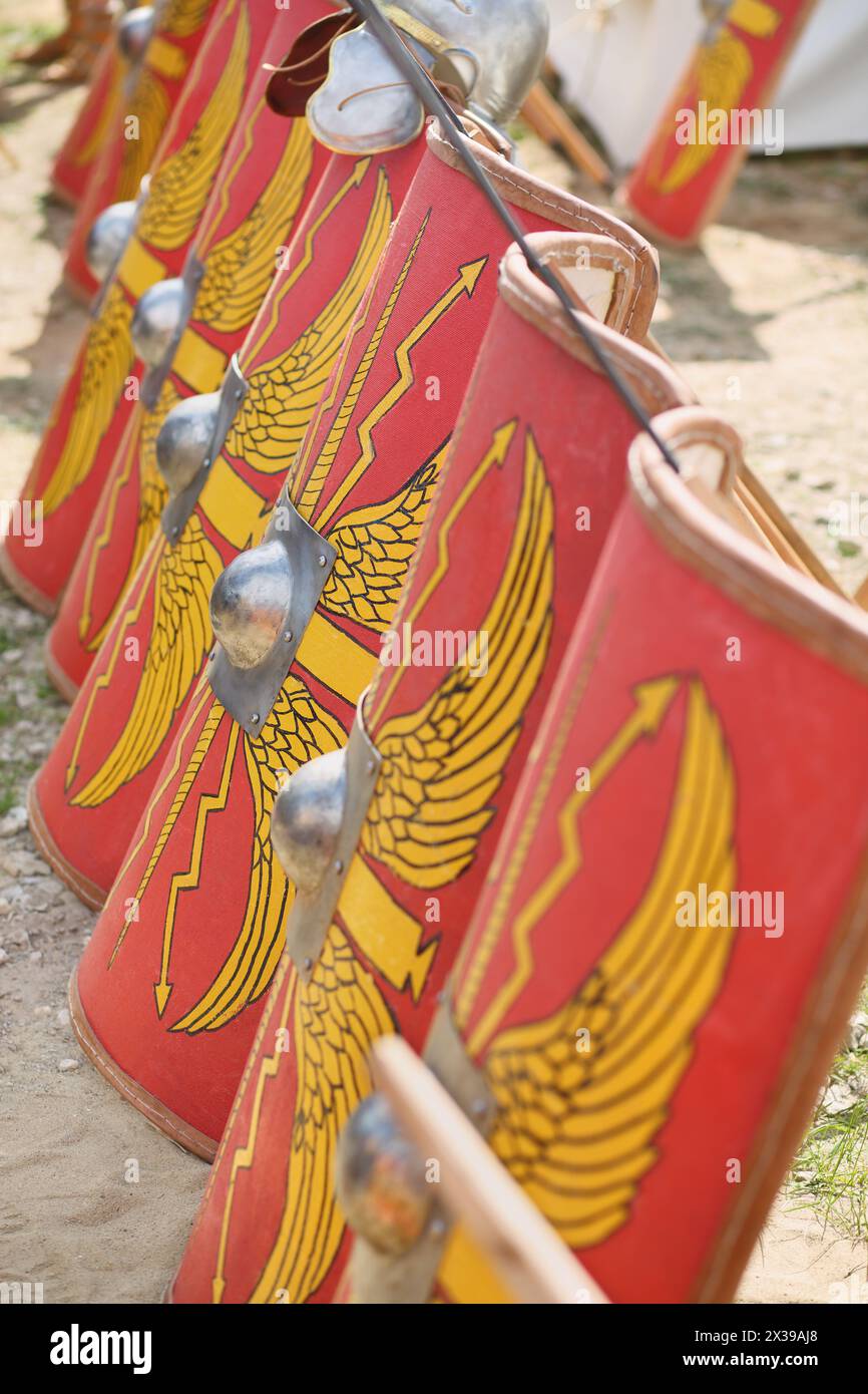 MOSKAU - 06. Juni 2015: Die Reihe der Schilde der Soldaten im römischen Militärlager zu den Festzeiten und Epochen: Das antike Rom in Kolomenskoje Stockfoto