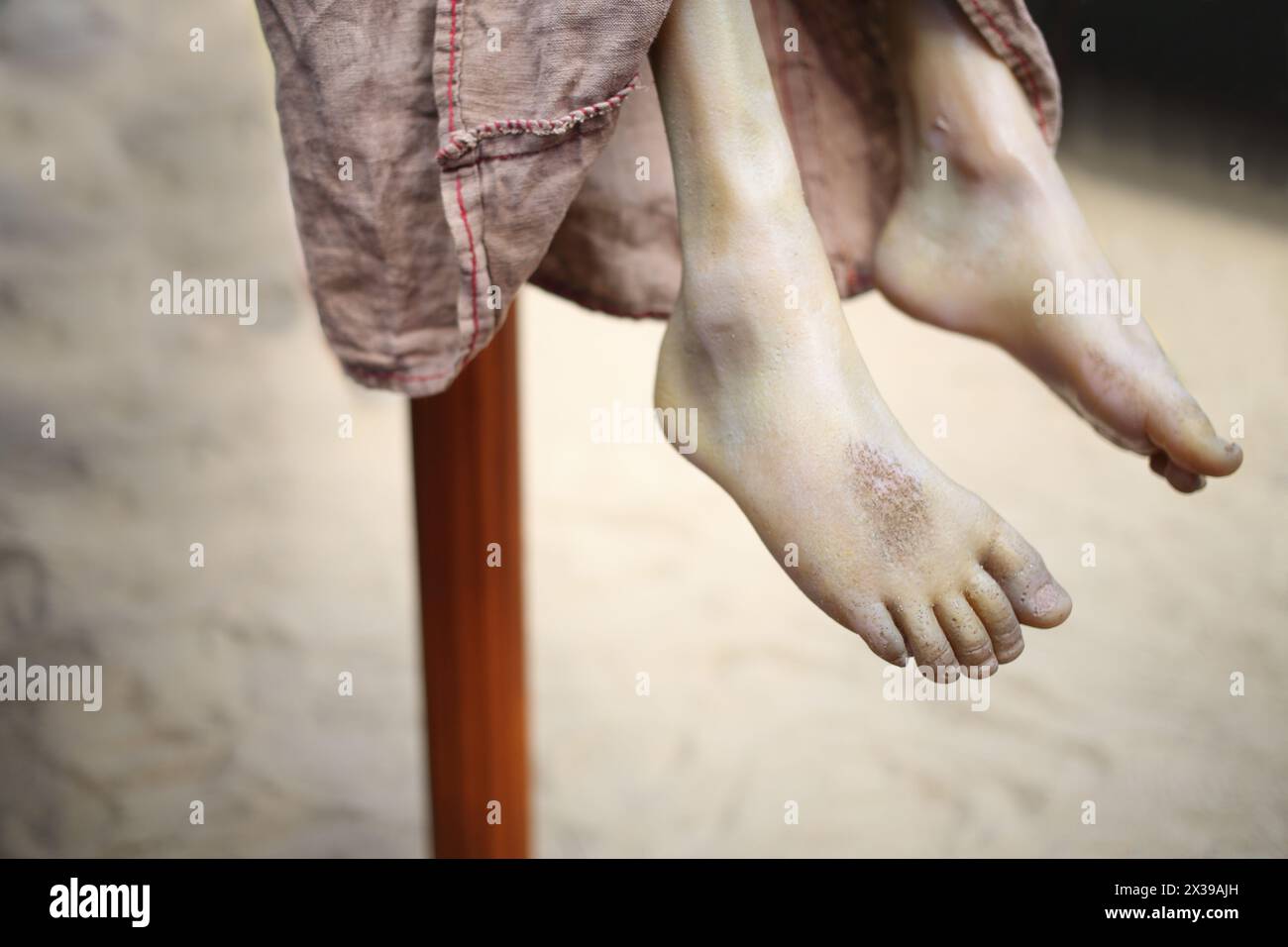 MOSKAU - 06. Juni 2015: Hängend die Füße des hingerichteten Mannes, eine Wachsfigur, Nahaufnahme. Festivalzeiten und Epoche: Das antike Rom in Kolomenskoje Stockfoto