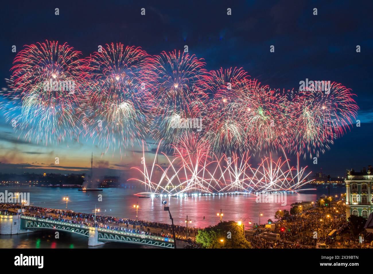 Die Leute auf der Palace Bridge sehen in der dunklen Nacht in St. ein wunderschönes Feuerwerk Petersburg, Russland. Ich habe nur eine Version des Fotos mit Schärfen Stockfoto