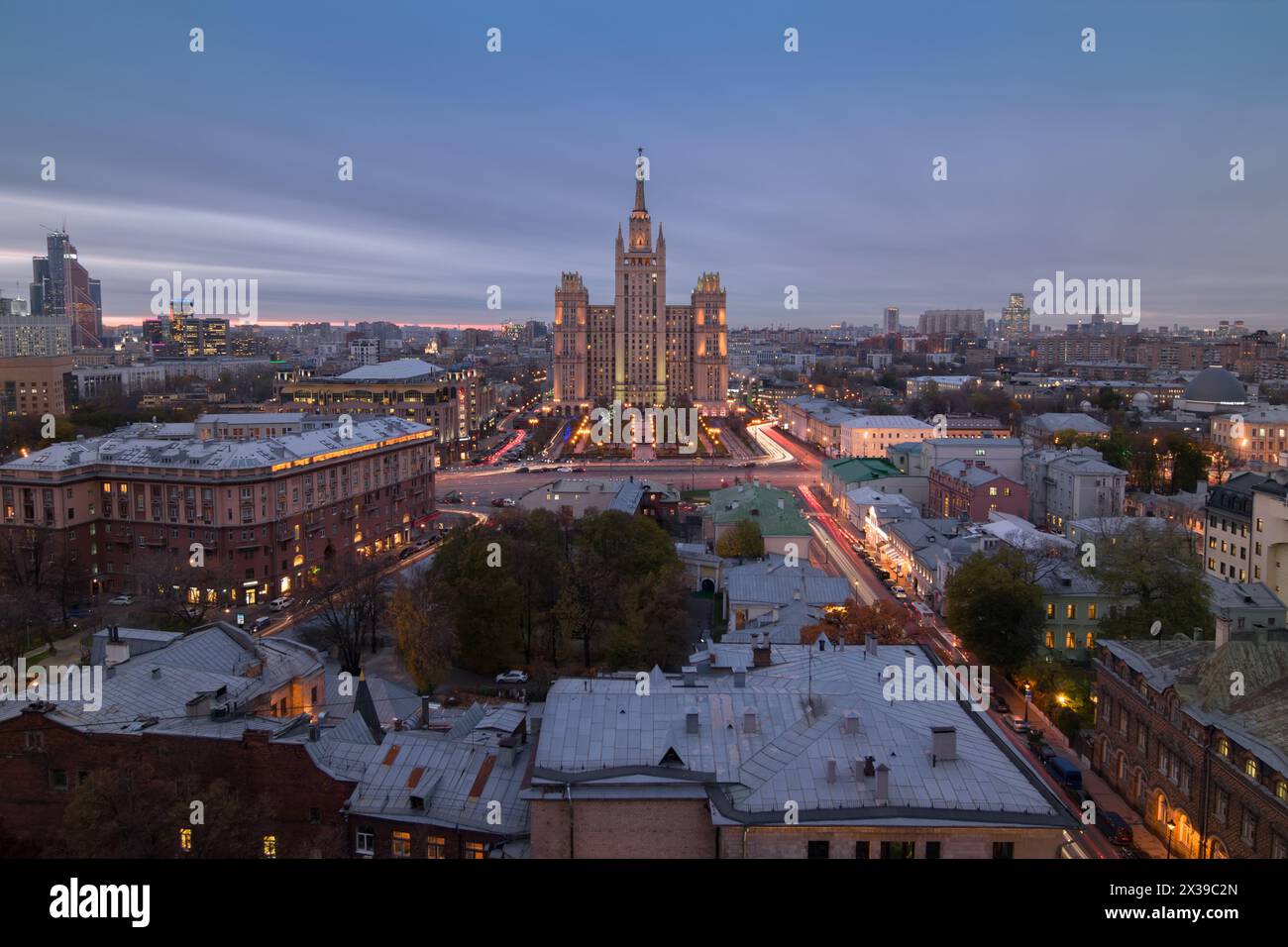 Wohngebäude auf dem Platz Kudrinskaja (Stalin-Wolkenkratzer) bei Nacht in Moskau, Russland Stockfoto