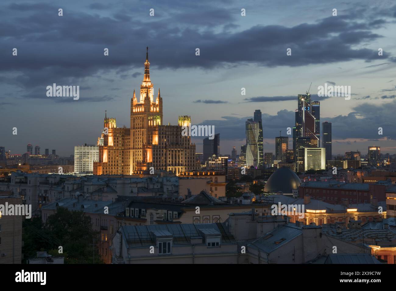 Wohngebäude auf dem Platz Kudrinskaja (Stalin-Wolkenkratzer) bei Nacht in Moskau, Russland Stockfoto