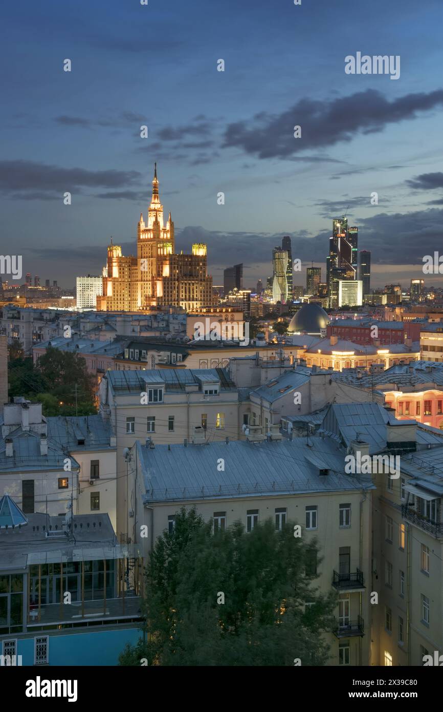 Dächer und Wohngebäude auf dem Platz Kudrinskaja (Stalin-Wolkenkratzer) bei Nacht in Moskau, Russland Stockfoto