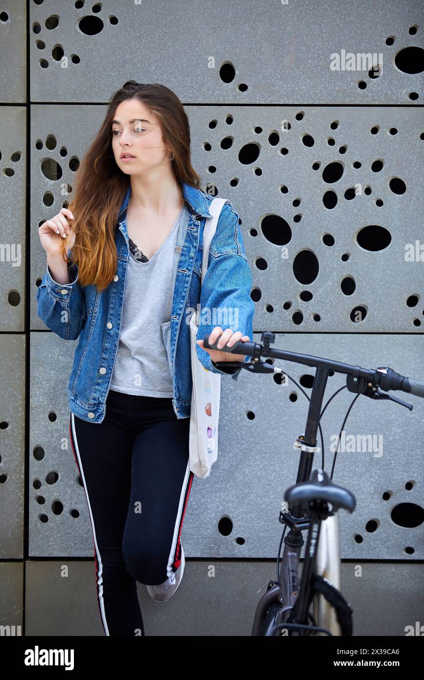 Junges Mädchen mit Fahrrad, Exterieur des Museum San Telmo, Donostia, San Sebastian, Gipuzkoa, Baskenland, Spanien Stockfoto