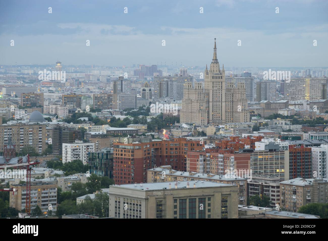 Wohngebäude auf dem Platz Kudrinskaja (Stalin-Wolkenkratzer) am bewölkten Abend in Moskau, Russland Stockfoto