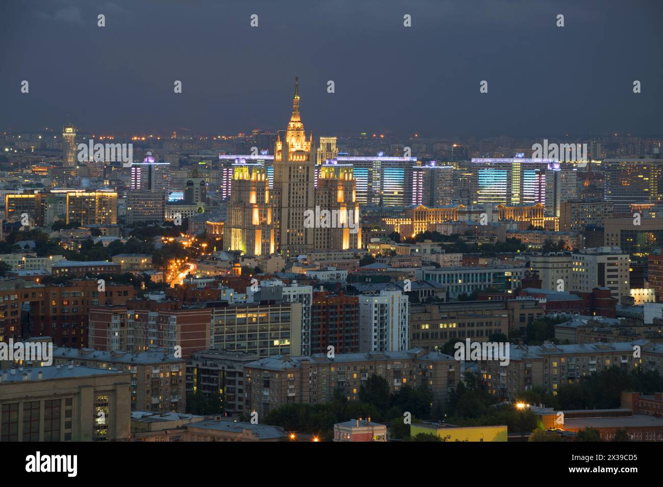Wohngebäude auf dem Platz Kudrinskaja (Stalin-Wolkenkratzer) in der Sommernacht in Moskau Stockfoto