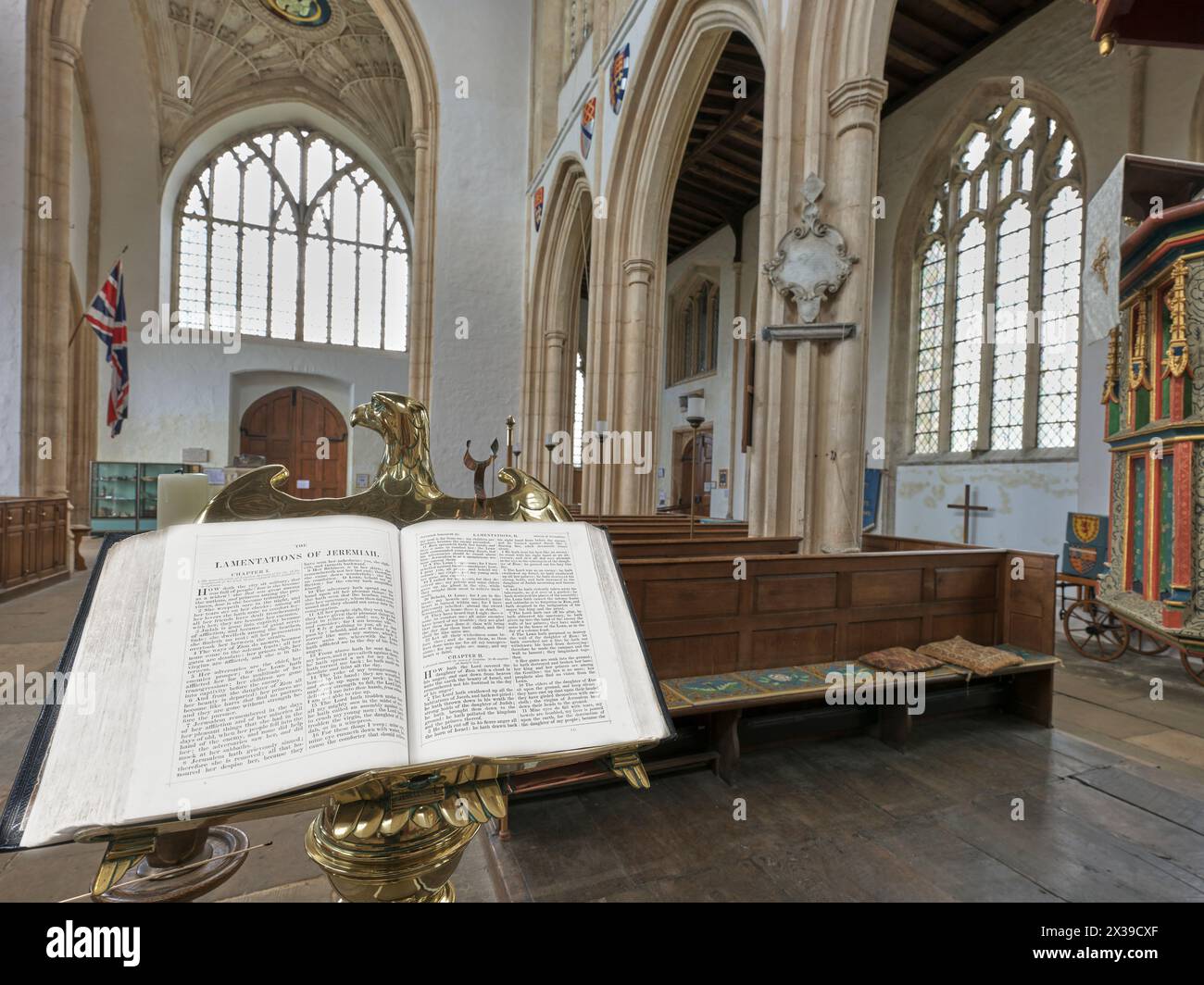 Bibel, eröffnet bei den Lamentations of Jeremiah, christliche Kirche der Heiligen Maria, eine ehemalige königliche yorkistische Kirche im Dorf Fotheringhay. Stockfoto
