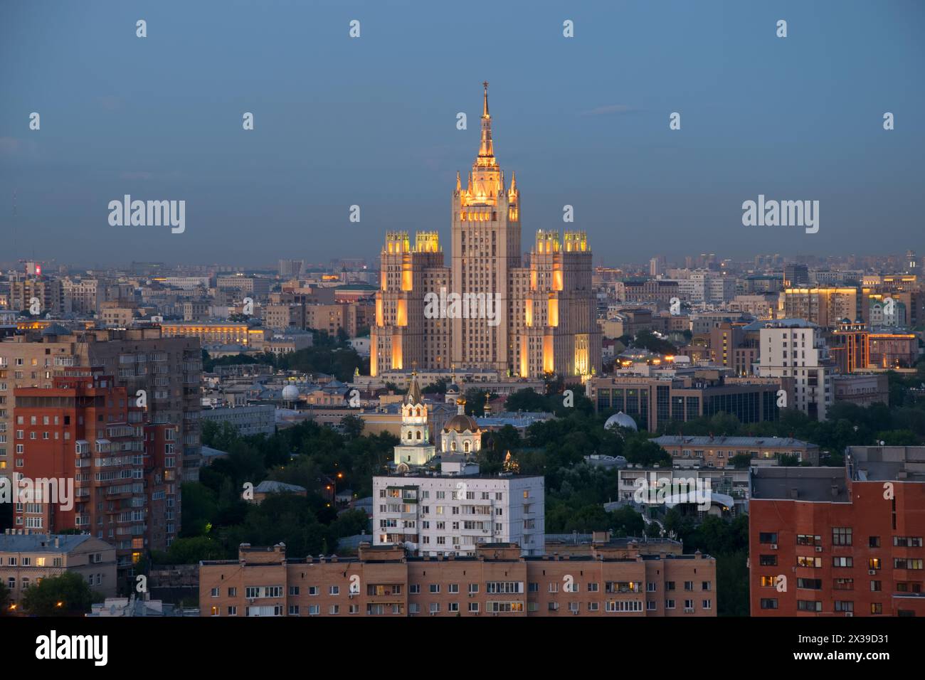 Wohngebäude auf dem Platz Kudrinskaja (Stalin-Wolkenkratzer) in der Sommernacht in Moskau, Russland Stockfoto