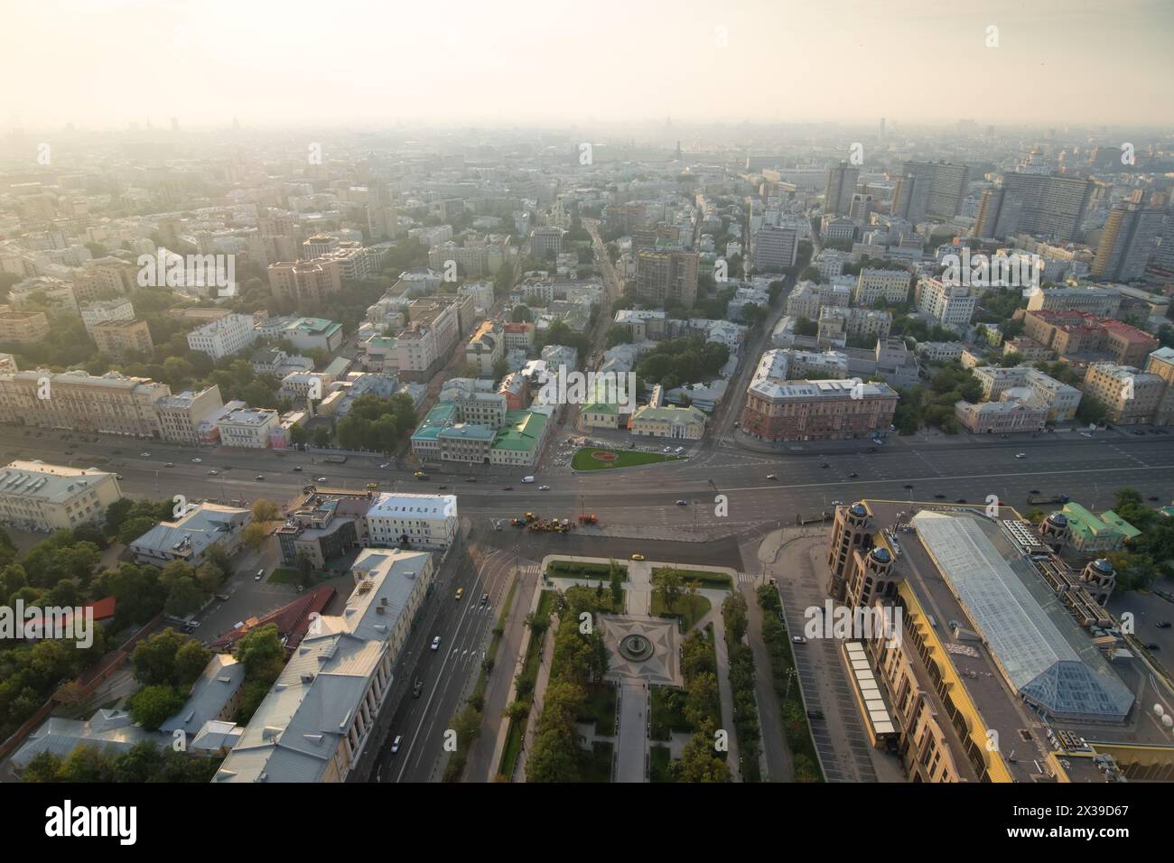 Panoramablick auf Moskau am Morgen, Blick vom Hochhaus auf den Kudrinskaja-Platz Stockfoto