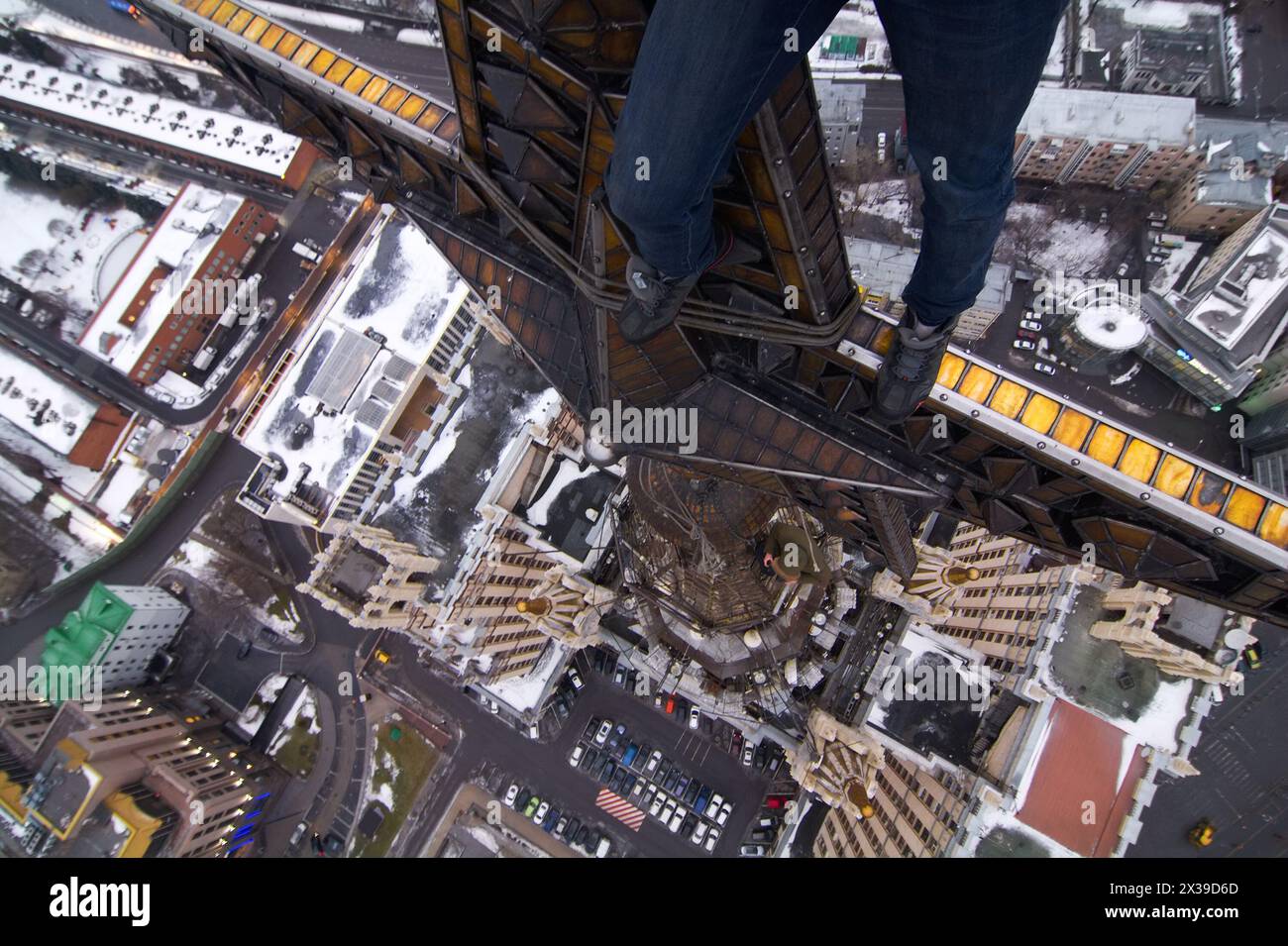 Die Beine des Menschen auf dem Stern des Wohngebäudes auf dem Kudrinskaja-Platz in Moskau, Russland Stockfoto