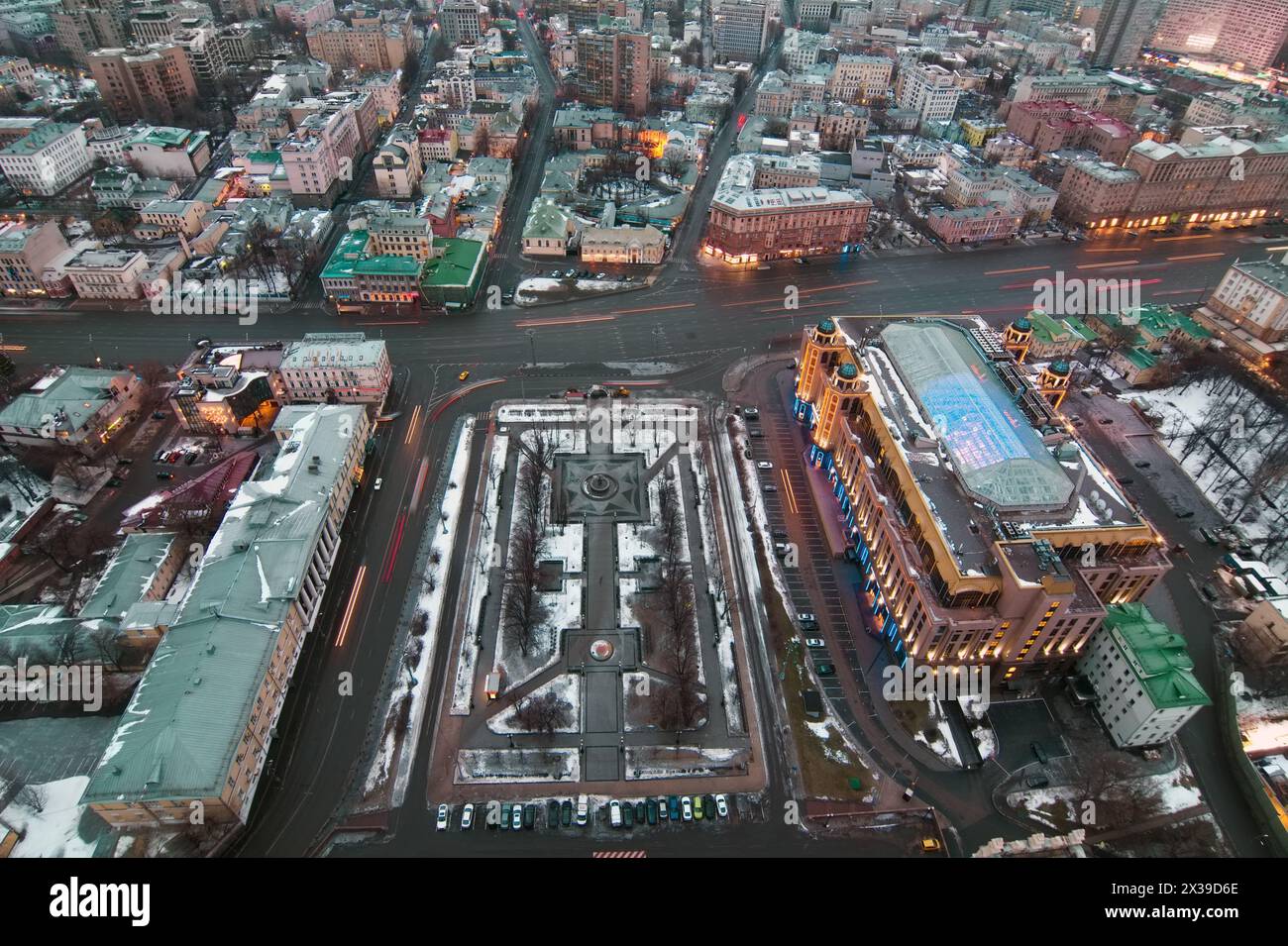 Quadrat. Blick vom Wohngebäude auf dem Kudrinskaja-Platz in Moskau, Russland Stockfoto