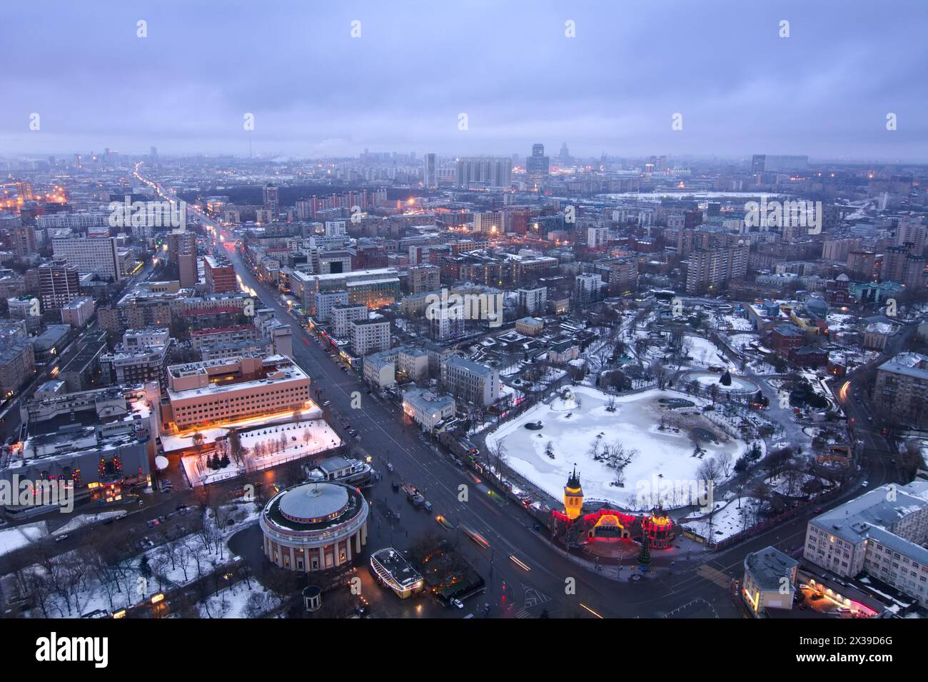 MOSKAU, RUSSLAND - 18. Januar 2015: Moskauer Zoo im Winter. Blick vom Wohngebäude auf den Kudrinskaja-Platz Stockfoto