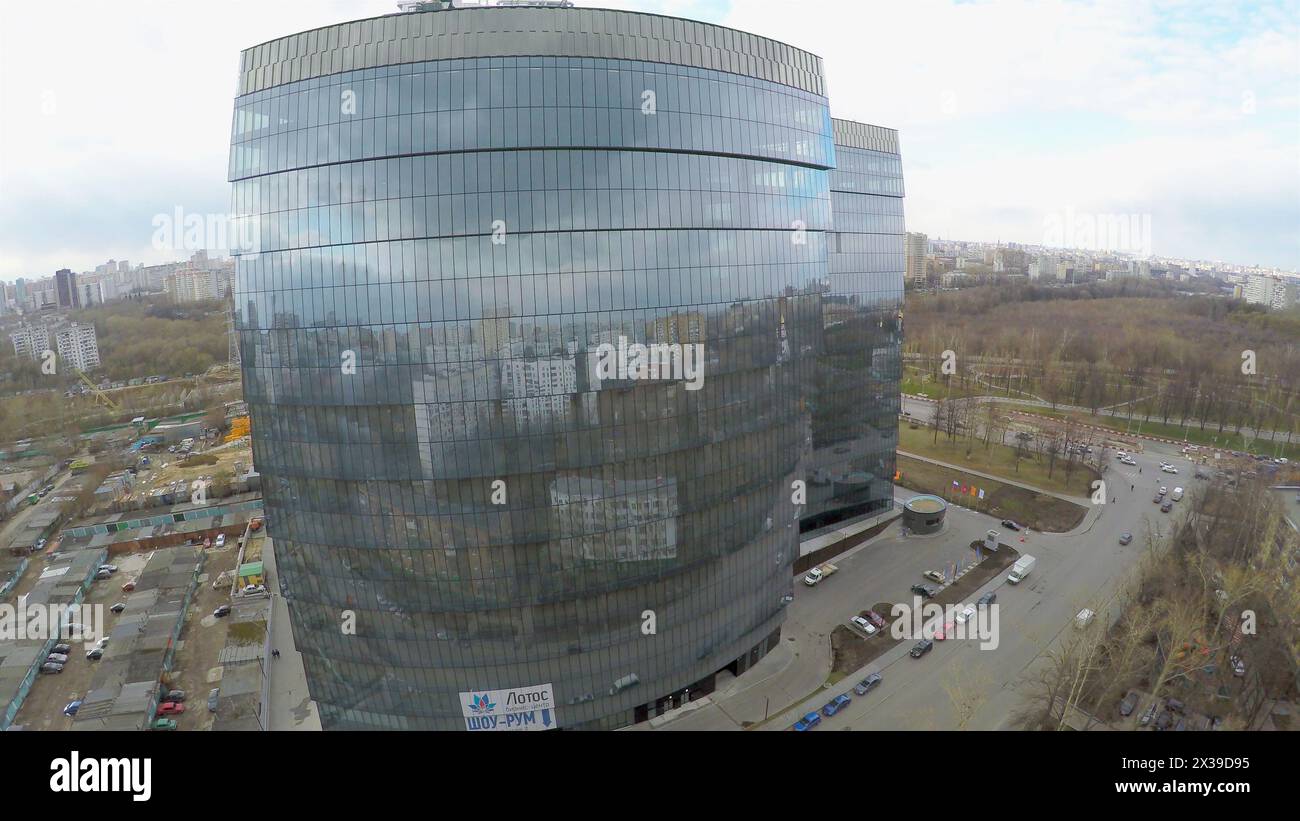 MOSKAU - 21. April 2015: Geschäftskomplex Lotos gegen Stadtbild am bewölkten Frühlingstag. Videorahmen aus der Luftaufnahme Stockfoto