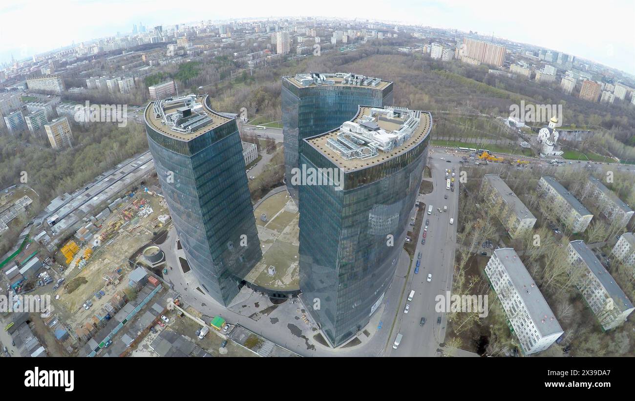 MOSKAU - 21. April 2015: Stadtlandschaft mit Geschäftskomplex Lotos am bewölkten Frühlingstag. Videorahmen aus der Luftaufnahme Stockfoto