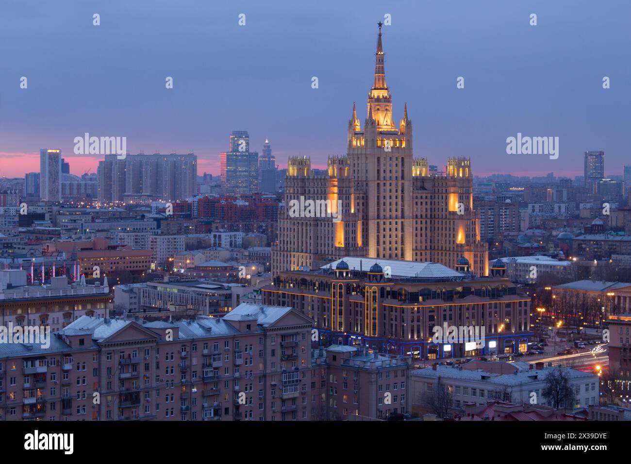 Wohngebäude auf dem Platz Kudrinskaja in der Sommernacht in Moskau, Russland Stockfoto