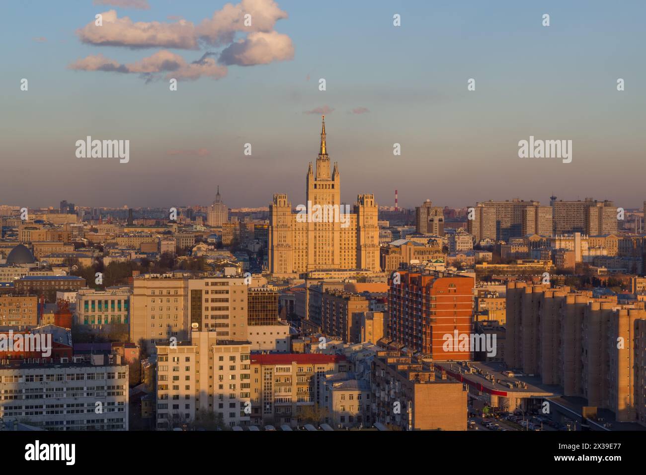 Wohngebäude auf dem Platz Kudrinskaja (Stalin-Wolkenkratzer) bei Sonnenuntergang in Moskau, Russland Stockfoto
