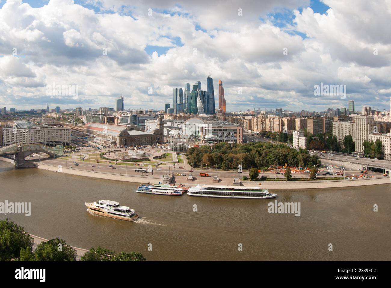 Schiffe segeln am Sommertag auf dem Fluss in Moskau, Russland, Wolkenkratzer weit weg Stockfoto