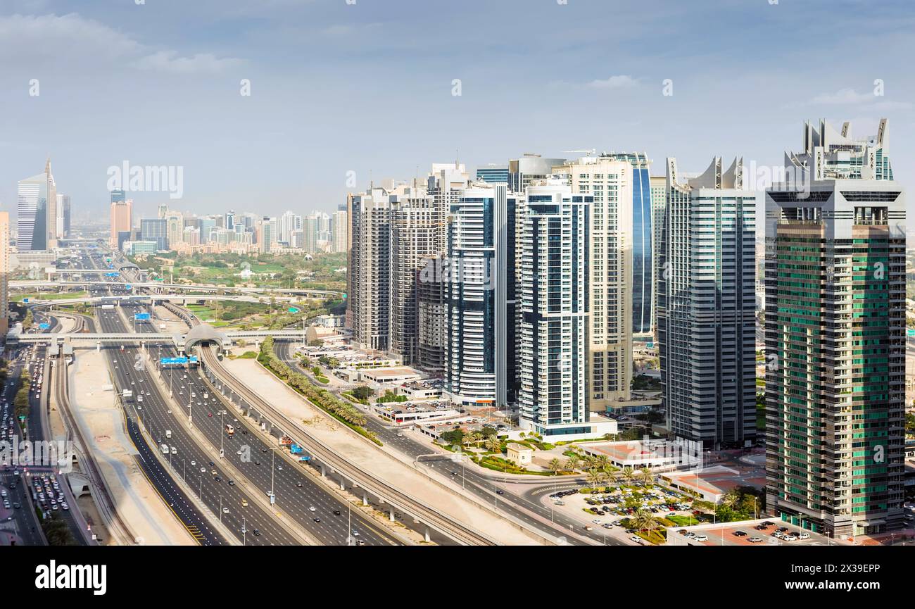 Sheikh Zayed Road und Dubai Marina Area am Suuny Day in Dubai, VAE Stockfoto