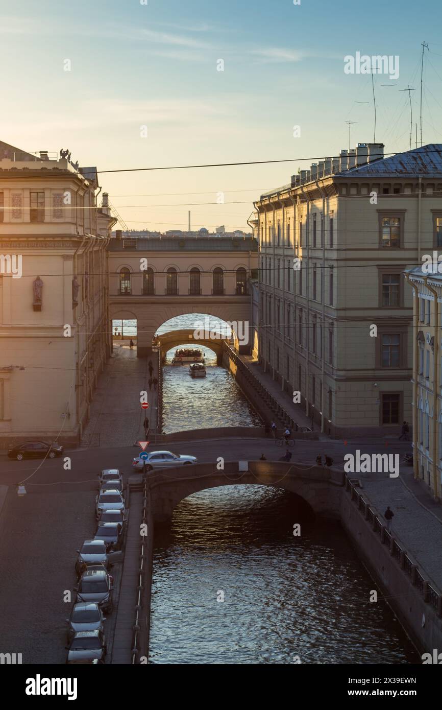 Brücken des Winterkanals in der Nähe der Gebäude des Ermitage Museums im Frühling in St. Petersburg, Russland Stockfoto