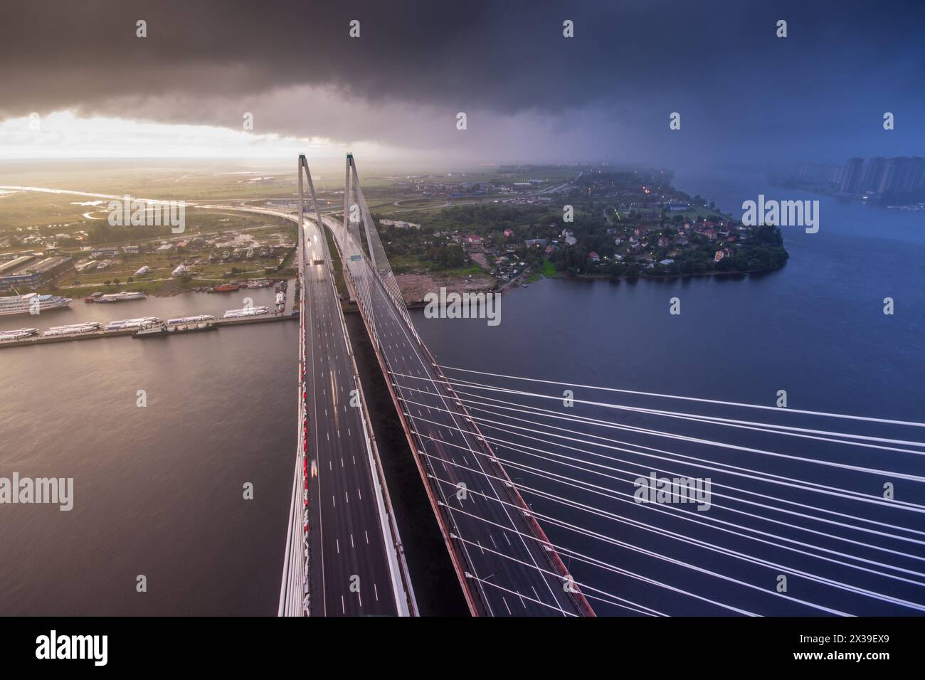 ST. PETERSBURG, RUSSLAND - 23. Juli 2014: Blick vom Pylon auf die große Obuchov-Brücke. Die Gesamtlänge der Brücke beträgt 2884 Meter Stockfoto