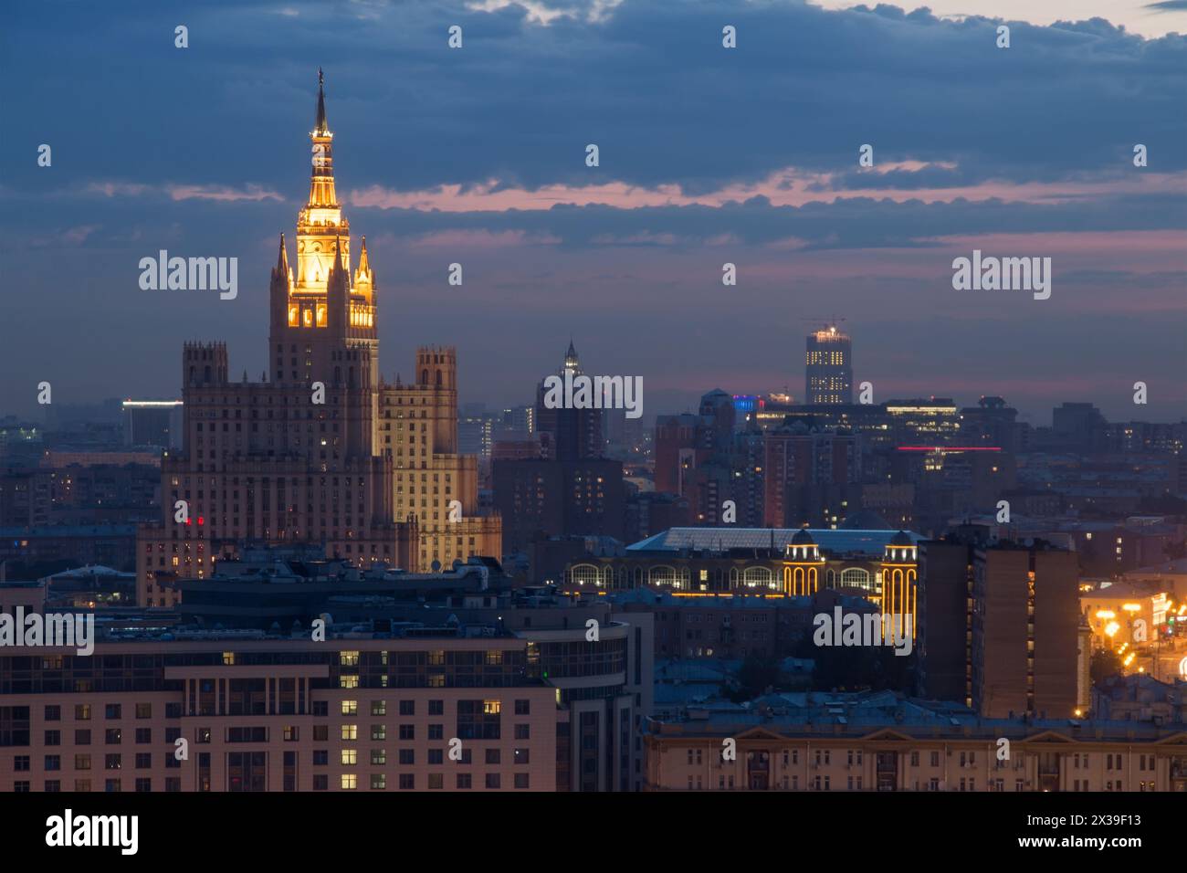 Hohes Wohngebäude auf dem Platz Kudrinskaja (Stalin-Wolkenkratzer) bei Nacht in Moskau, Russland Stockfoto