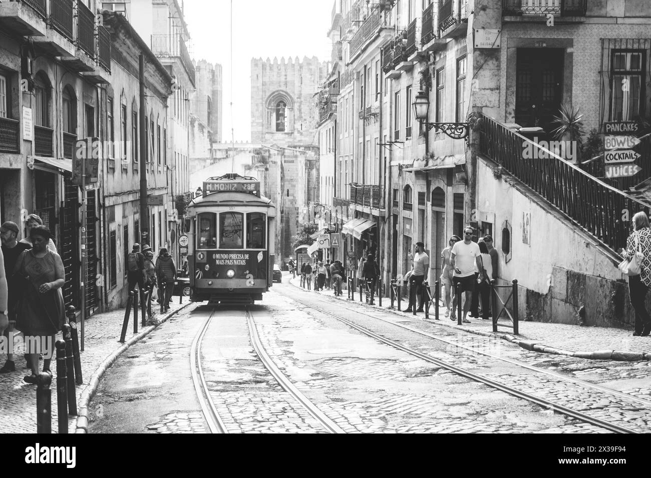 Lissabon, Lissabon, 22.03.2024: Travelpictures Lissabon, alte historische Straßenbahn 28 M. Moniz fährt durch Alfama, Baixa und Graca. Stockfoto