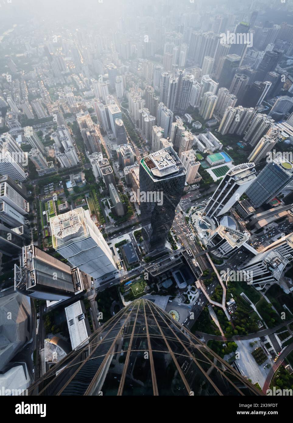 GUANGZHOU, CHINA - 23. August 2015: International Finance Center Dachterrasse, IFC hat eine Höhe von 437,5 Metern und 103 Etagen Stockfoto