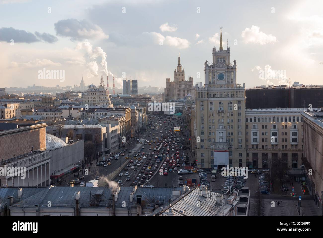 Gartenring, Theater der Satire, Stalin-Wolkenkratzer am Kudrinskaja-Platz am Abend in Moskau Stockfoto