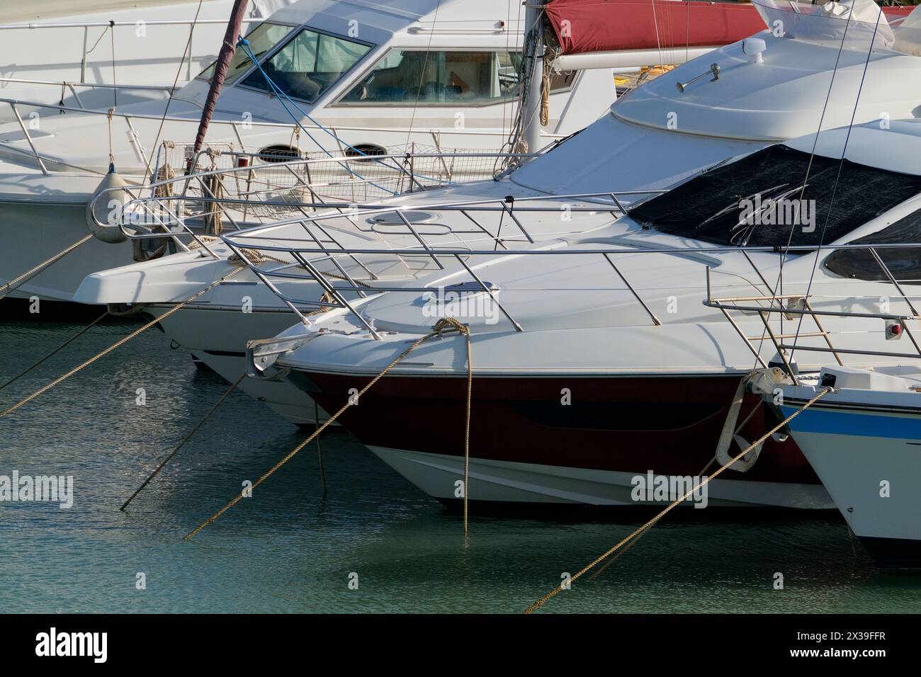 Italien, Sizilien, Mittelmeer, Marina di Ragusa (Provinz Ragusa); Luxusyachten im Hafen Stockfoto
