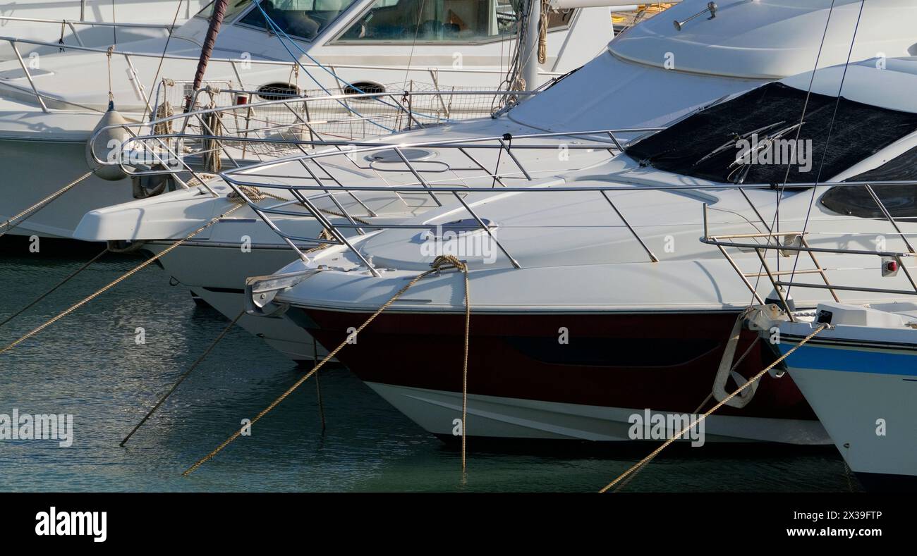 Italien, Sizilien, Mittelmeer, Marina di Ragusa (Provinz Ragusa); Luxusyachten im Hafen Stockfoto