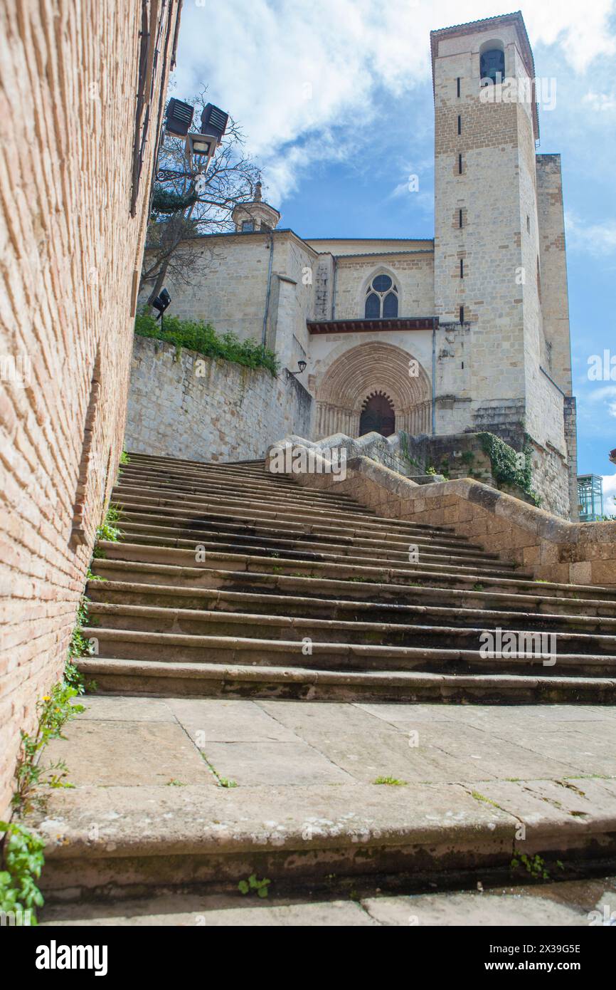 St.-Peters-Kirche vom Saint-Martins-Platz aus gesehen. Estella, Navarra, Spanien Stockfoto