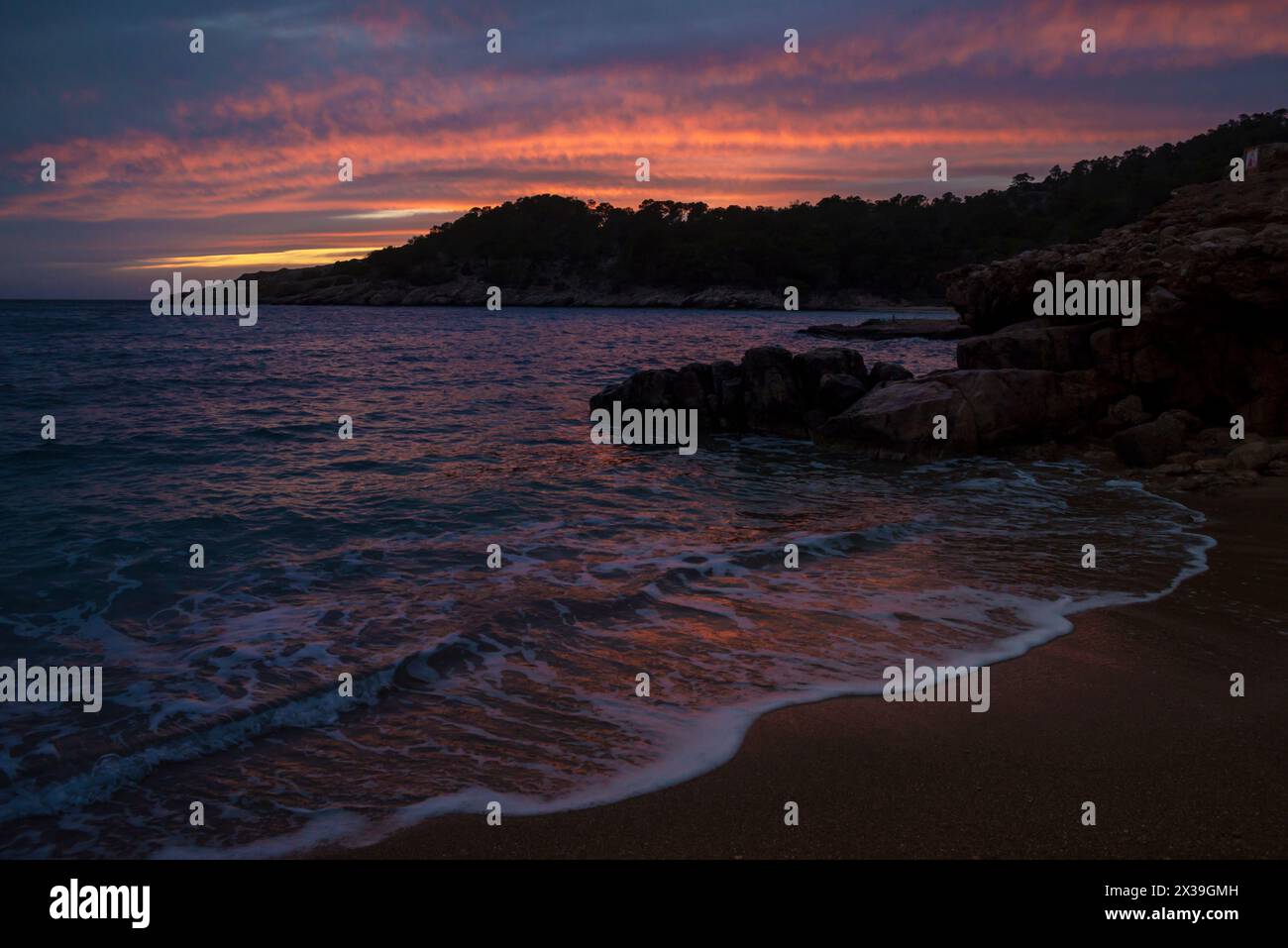 Cala Salada Bucht bei Sonnenuntergang, Sant Antoni de Portmany, Ibiza, Balearen, Spanien Stockfoto